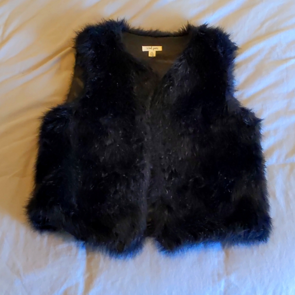 Faux fur vest. Black